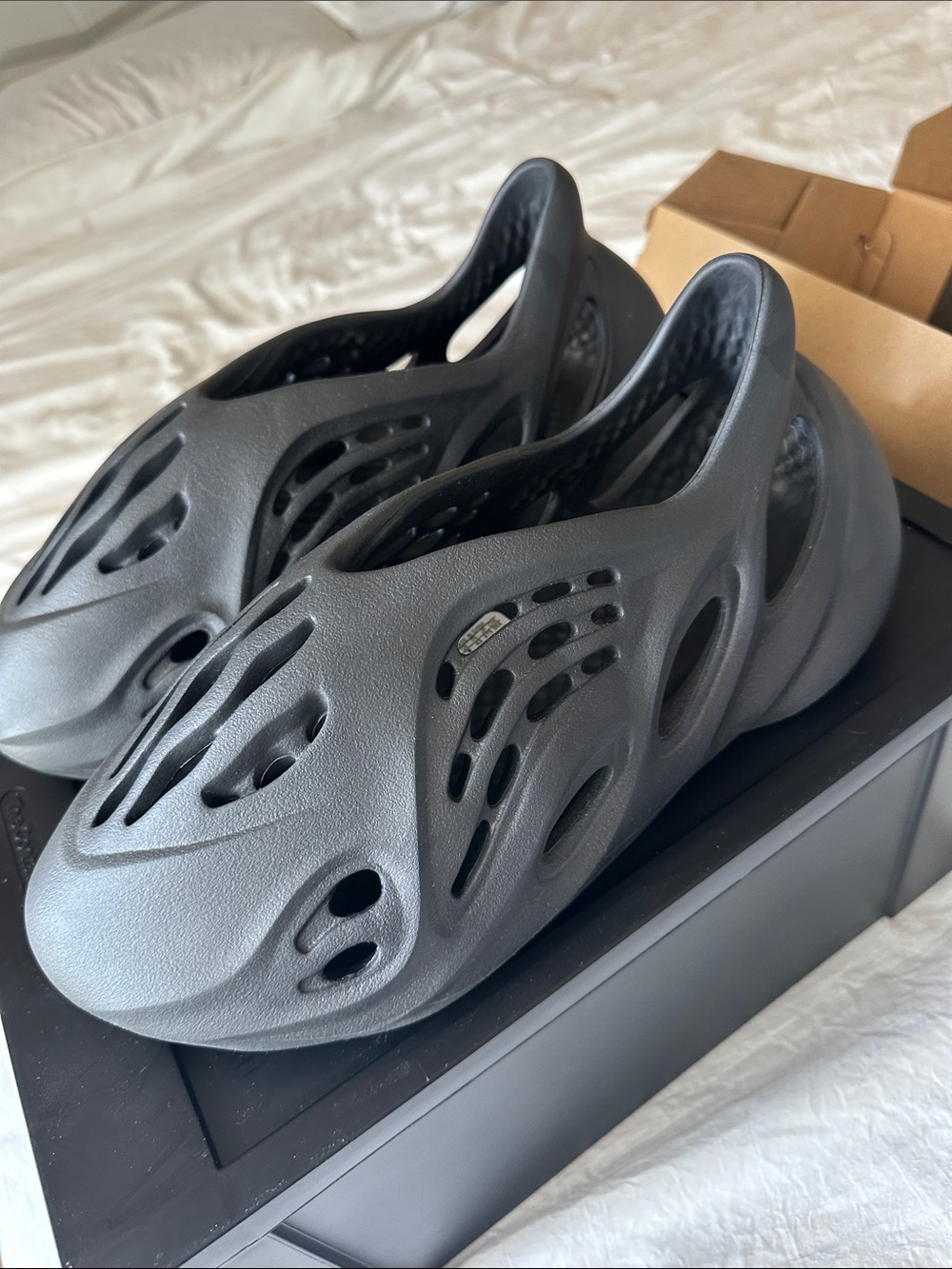 Carbon Yeezy Foam Runner - Picture 4 of 7